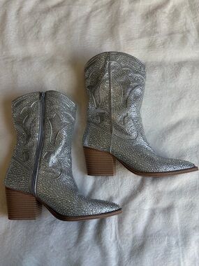 Crown Vintage Women’s Silver Rhinestone Western Boots